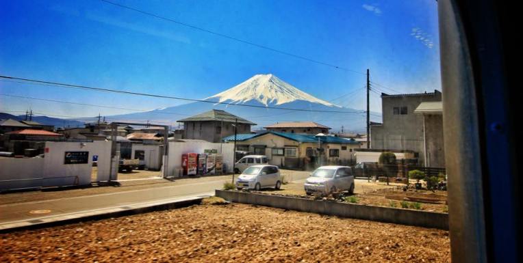 Mt. Fuji vazut din tren, in drum spre Shimoyoshida Station (statia de unde se putea ajunge la Chureito Pagoda)